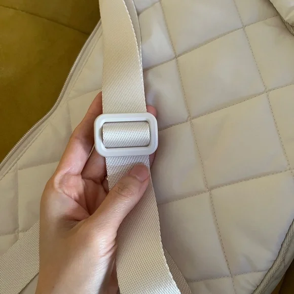 NWOT/ UNIQLO Off White Quilted Shoulder Bag - Picture 8 of 10